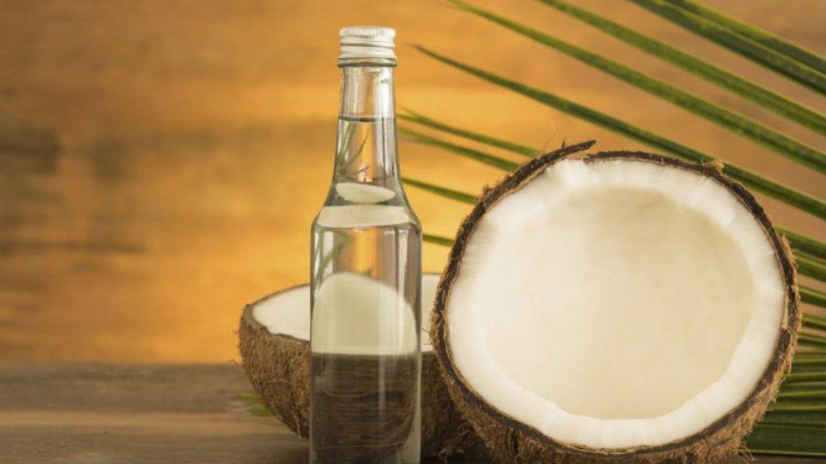 Minyak kelapa bisa menjadi bahan alami untuk menghitamkan rambut.