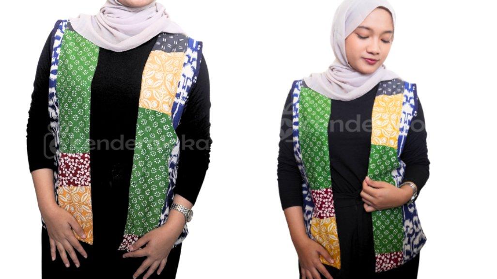 Outer Rompi Varinda. Outer batik atau outer dengan sentuhan etnik bisa membuat tampilan lebih stylish tanpa terlihat terlalu formal.