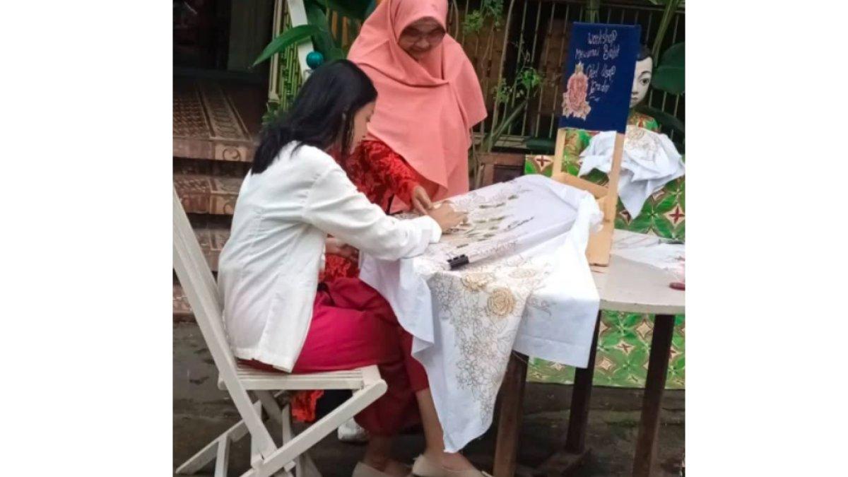 Pengunjung Batik Tresno Dharma saat Melakukan Workshop Membatik