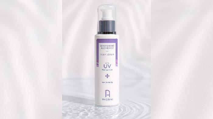 Pherini Whitening Alchemist Body Lotion punya kandungan niacinamide (vitamin B3) yang bermanfaat memperkuat lapisan pelindung dan menjaga elastisitas kulit.