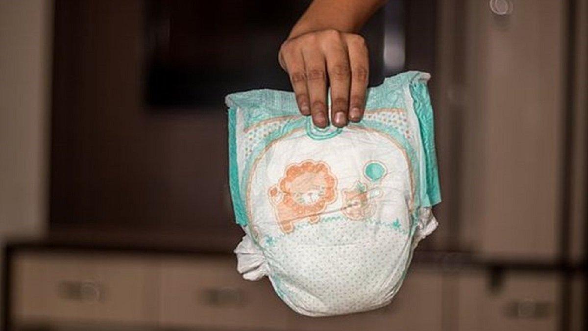 Bekas popok bayi sebaiknya jangan coba-coba dimasukkan ke dalam lubang kloset.