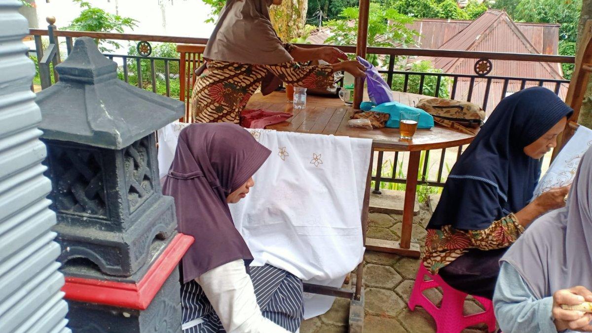 Proses Membatik di Batik Giriarum