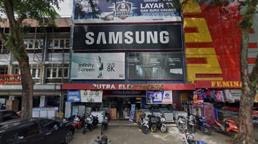 Foto Toko Putra Elektronik di Jl. Tanjung Pura No.5, RW.7, Darat Sekip, Kecamatan Pontianak Kota, Kota Pontianak, Kalimantan Barat 78243 yang diambil Google Maps pada Maret 2024.