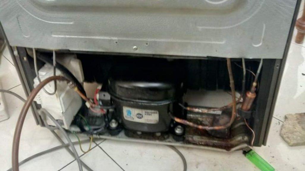 Salah satu penyebab lampu kulkas mati adalah ada kabel yang rusak.