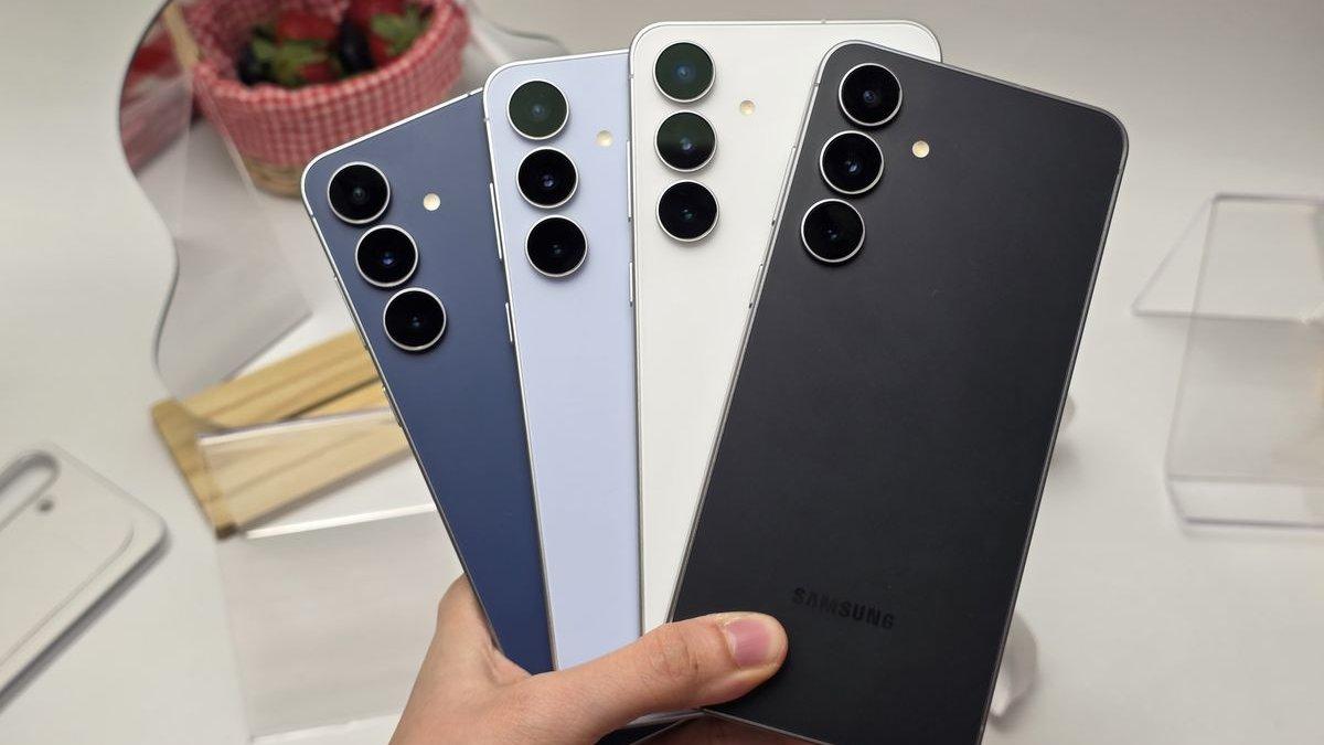 Samsung Galaxy S25 FE hadir dalam beberapa opsi warna, yakni Icy Blue, Jet Black, Navy, dan White.