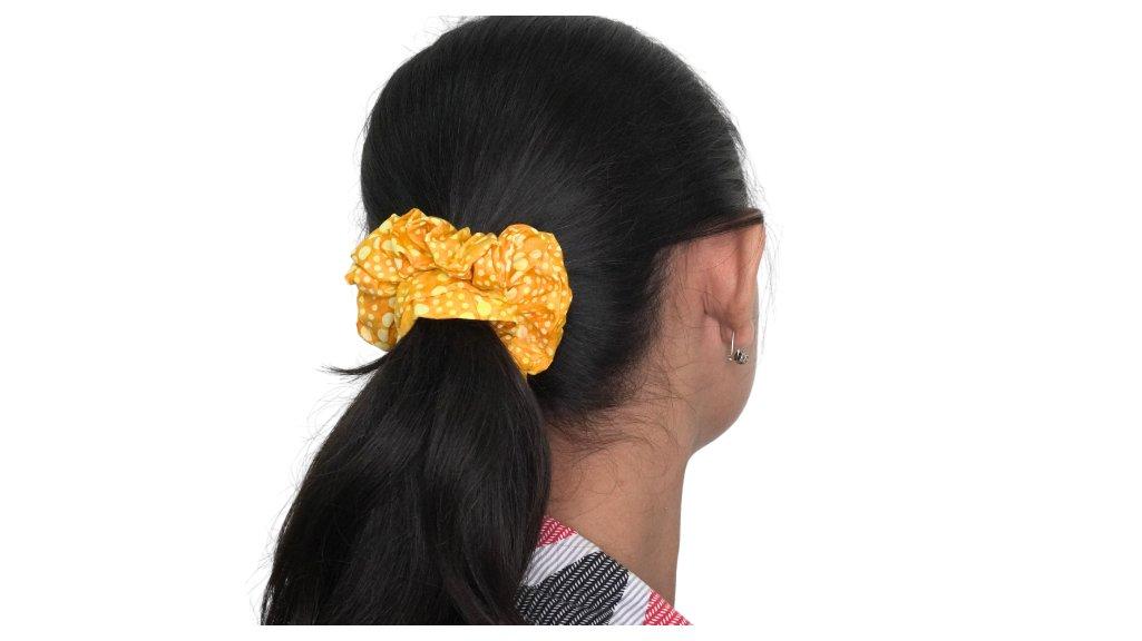 Scrunchie Ikat Rambut Kain Batik Bali Warna Kuning Polkadot
