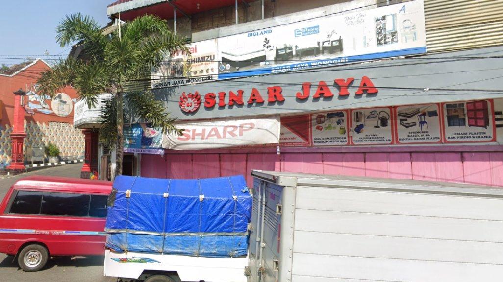 Foto Toko Sinar Jaya Wonogiri di Jl. Jend. Sudirman Jl. Sanggrahan No.30, Sabggrahan, Giripurwo, Kecamatan Wonogiri, Kabupaten Wonogiri, Jawa Tengah 57612, yang diambil Google Maps pada Maret 2024.