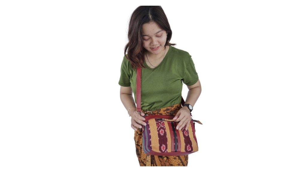 Slingbag atau Tas Selempang Etnik Tenun Troso Kombinasi Kulit Sintetis dari Lintang Nyuminar