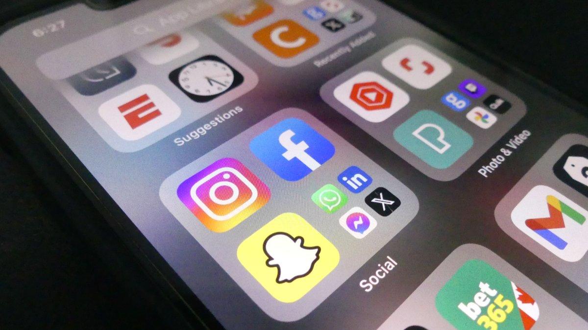 Tampilan dekat layar smartphone yang menampilkan ikon aplikasi media sosial populer.