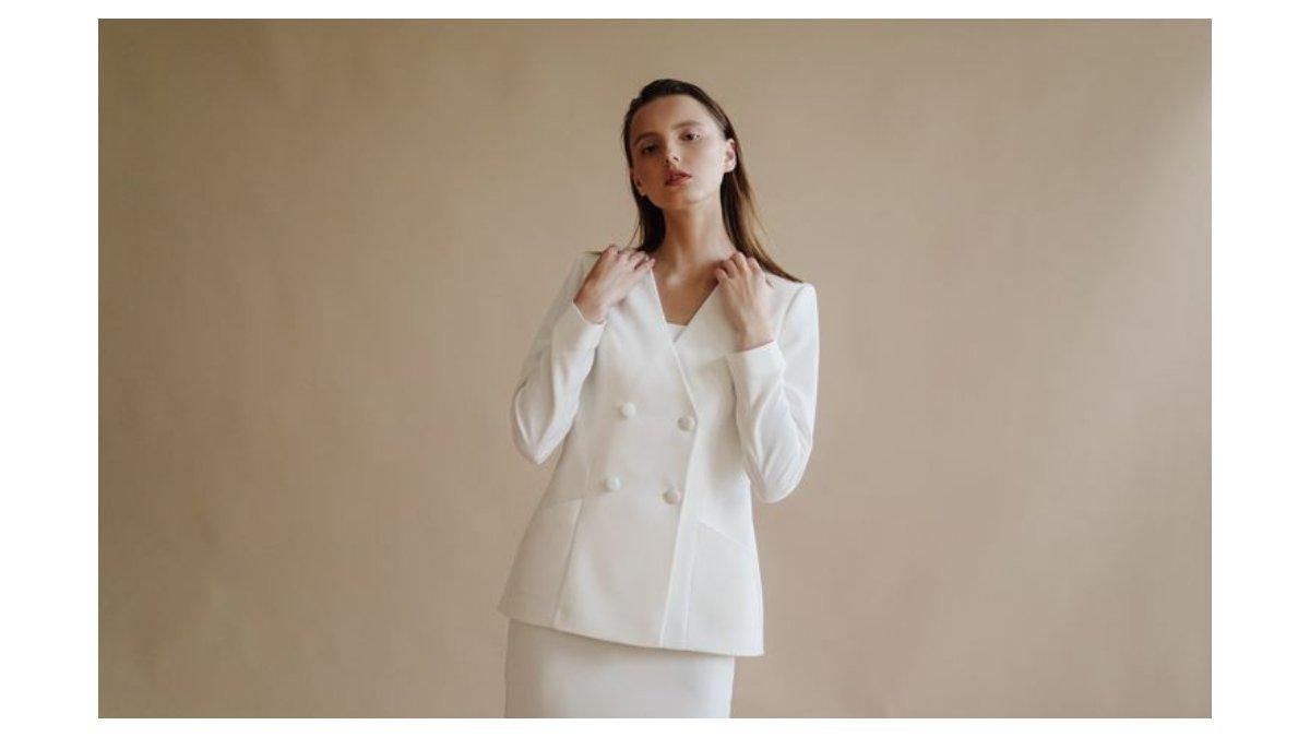 Tips memilih outfit ke kantor dengan memilih warna netral seperti putih