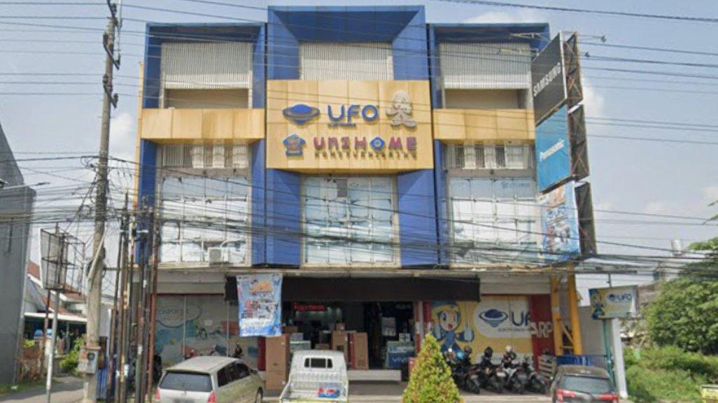 Foto Toko UFO Elektronik & Furniture Jember di Jl. Hayam Wuruk No.97, Gerdu, Sempusari, Kecamatan Kaliwates, Kabupaten Jember, Jawa Timur 68131 yang diambil Google Maps pada Mei 2024.