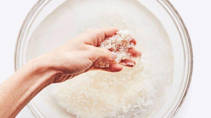 Ilustrasi merendam beras sebelum dimasak.