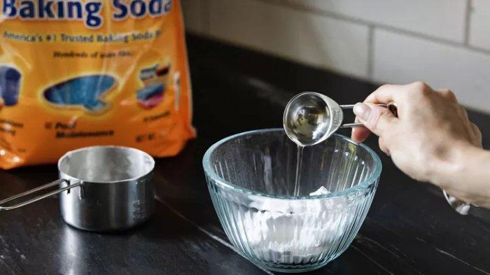 Ilustrasi baking soda yang bisa digunakan untuk membersihkan bau oven.