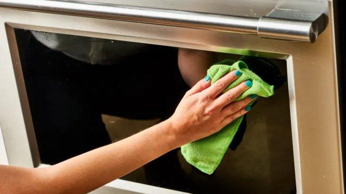 Tips membersihkan bau gosong di dalam oven listrik.