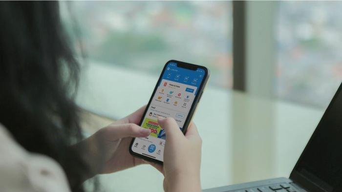 Ilustrasi seorang pengguna handphone berdekatan dengan alat elektronik lainnya yang bermagnet.