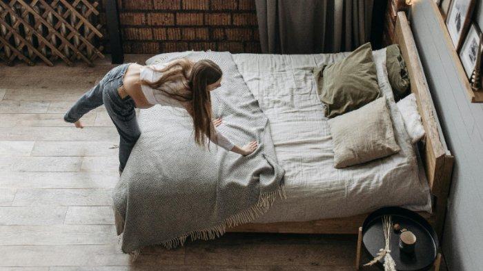 Ilustrasi menata bed cover.