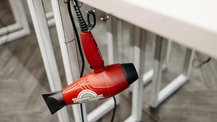 Hair dryer bisa digunakan untuk mengatasi bekas stiker dan selotip di dinding.