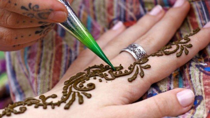 4 Cara Tepat Menggunakan Kuteks Alami Henna dengan Benar