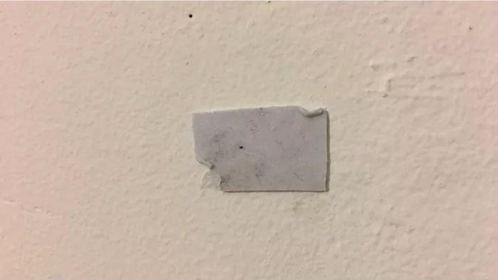 Bila dilepas dengan cara yang kurang tepat, perekat double tape bisa meninggalkan bekas yang mengotori dinding.