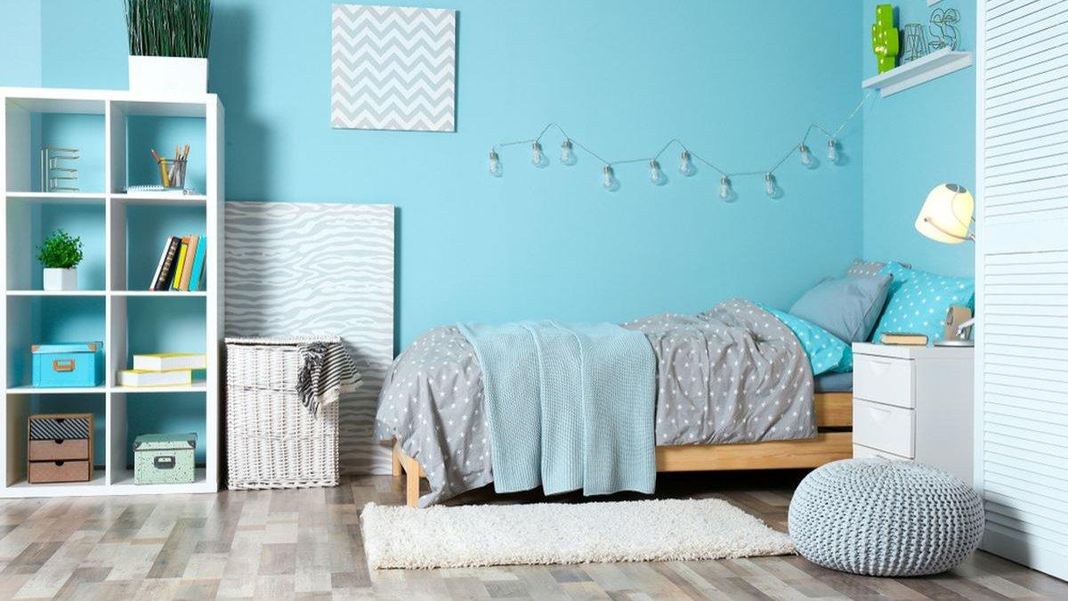 Ilustrasi penggunaan bed cover sebagai perlindungan tambahan untuk kasur.