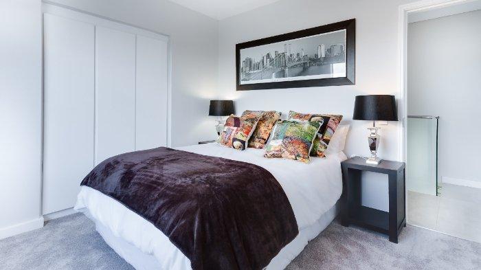Ilustrasi kasur mewah dengan bed cover di atasnya.