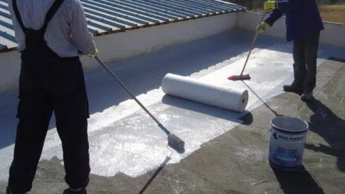 Ilustrasi memperbaiki dak rumah yang rembes dan bocor dengan proses waterproofing.