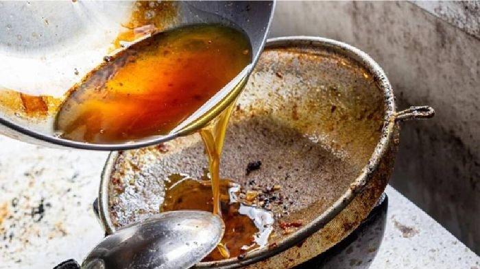 Hindari membuang minyak goreng langsung ke wastafel karena dapat mengotori dan menyumbat saluran pembuangan air