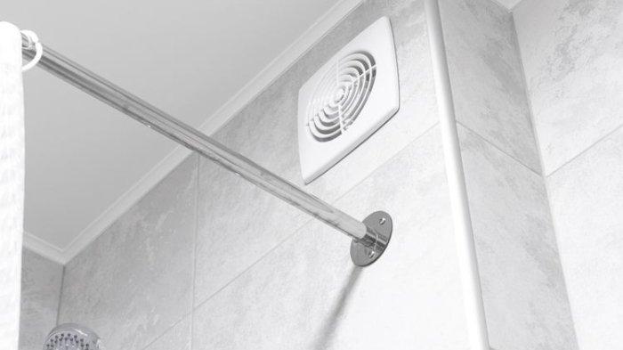 Ilustrasi penggunaan exhaust fan di kamar mandi untuk meminimalisir hawa panas di dalamnya