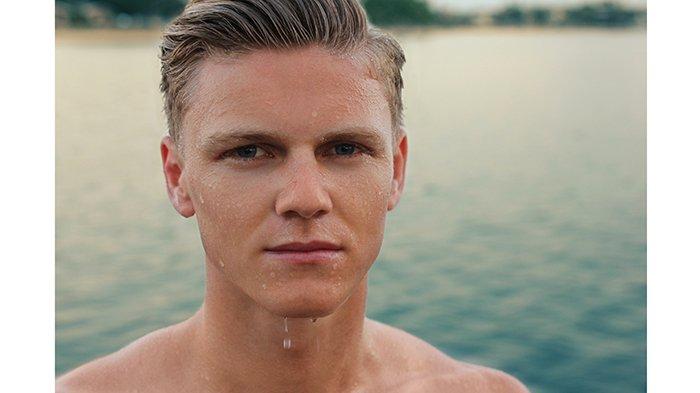 5 Rekomendasi Sampo Khusus Pria untuk Mengatasi Rambut Kering