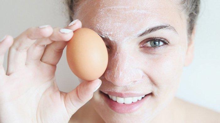 Ilustrasi wanita mengaplikasikan masker putih telur.