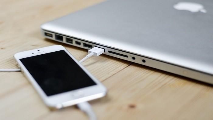 Awas, 3 Hal Ini Bisa Terjadi dengan Smartphonemu Jika Hobi Nge Cas Pakai Laptop