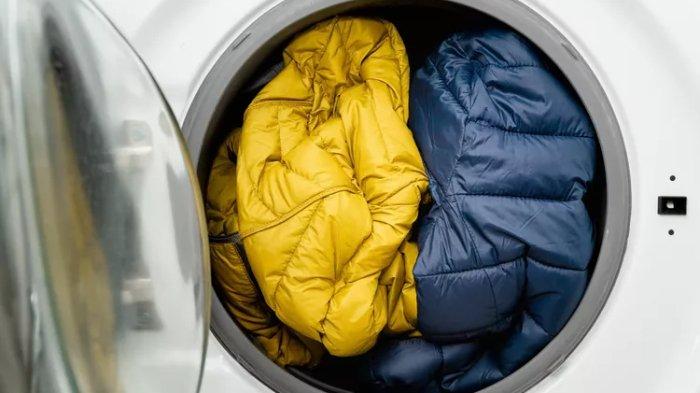 Pisahkan pakaian berdasar warna dan bahan.