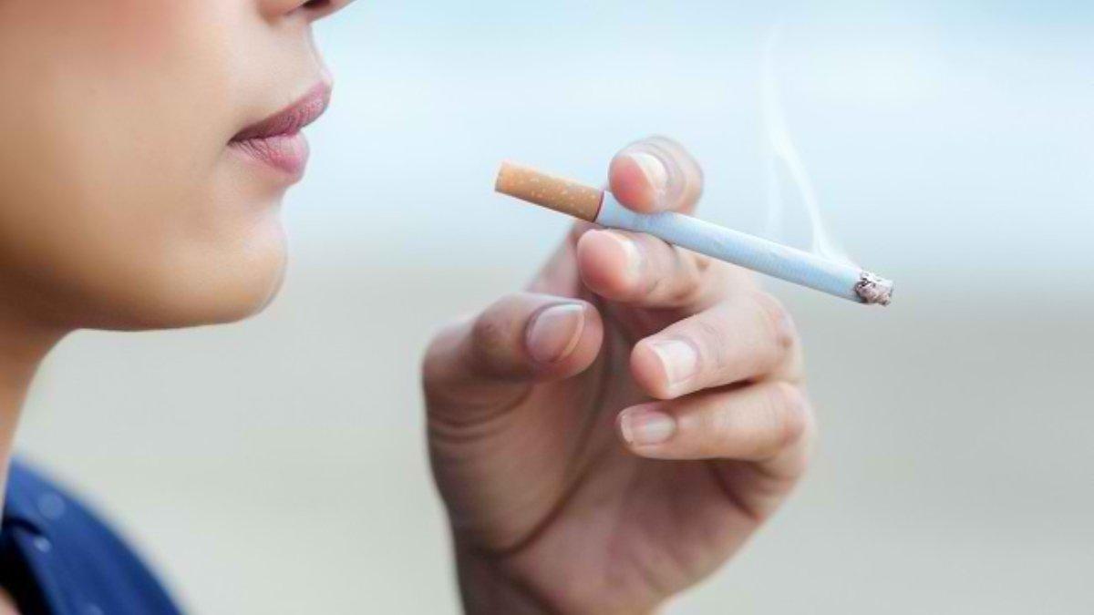 Kebiasaan merokok di usia muda memicu munculnya uban.