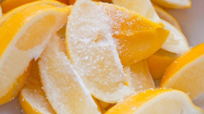 Lemon dan baking soda bisa bantu atasi bau dan noda di tumbler secara tuntas.