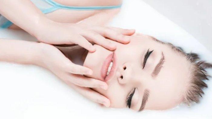 Jadi Salah Satu Kandungan Populer pada Produk Skincare, Ini 7 Manfaat Susu Sapi untuk Kulit.