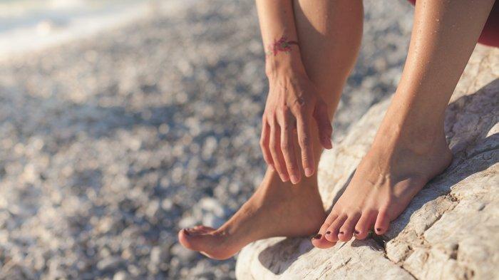 4 Cara Mudah untuk Mengembalikan Kondisi Mata Kaki yang Hitam dengan Bahan Alami