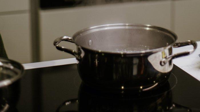 Guyur air panas pada pantat gosong.