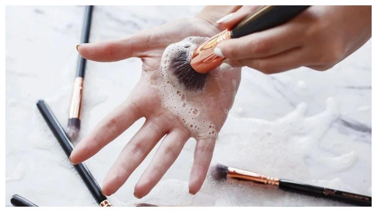 mencuci brush make up