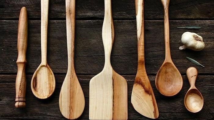 3 Cara Ini untuk Membersihkan Peralatan Dapur Berbahan Kayu