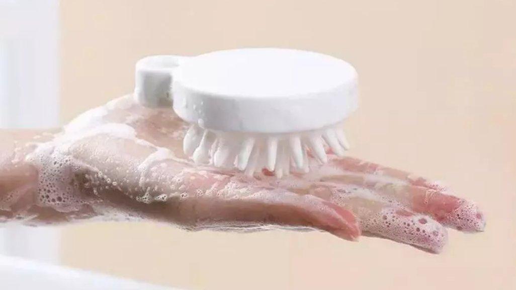 Salah satu cara menggunakan scalp massager dengan Dibasahi