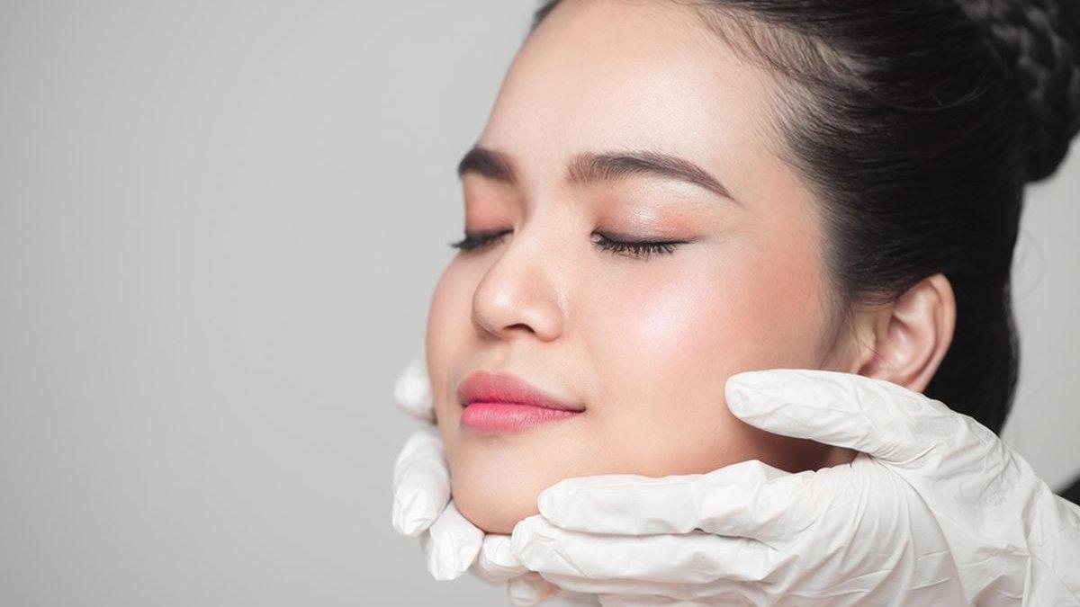 Ilustrasi wanita melakukan treatment di klinik kecantikan.