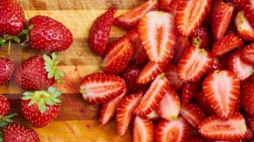 10 Khasiat Buah Strawberry untuk Kecantikan Kulit