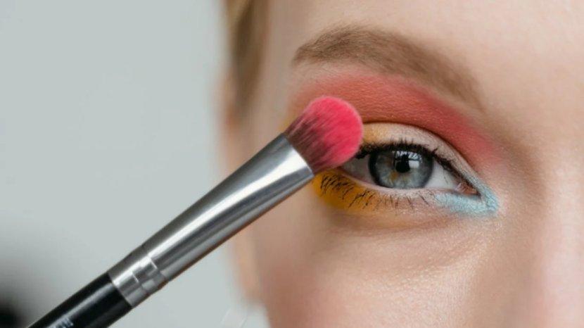 10-Tips-Makeup-untuk-Mata-yang-Mudah-Berair-Agar-Awet-Sepanjang-Hari-d.jpg