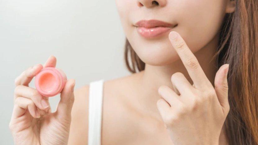 20-Daftar-Lip-Balm-Kualitas-Terbaik-yang-Bisa-Melembapkan-Bibir-Sepanjang-Hari.jpg