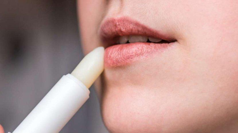 20-Daftar-Lip-Balm-yang-RIngan-di-Bibir-Lembap-dan-Tahan-Lama-Sepanjang-Hari.jpg