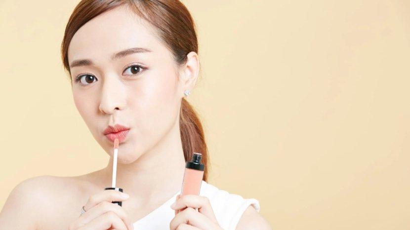 20-Daftar-Lip-Gloss-Formula-Terbaik-yang-Bikin-Tampilan-Bibir-Lebih-Sehat.jpg