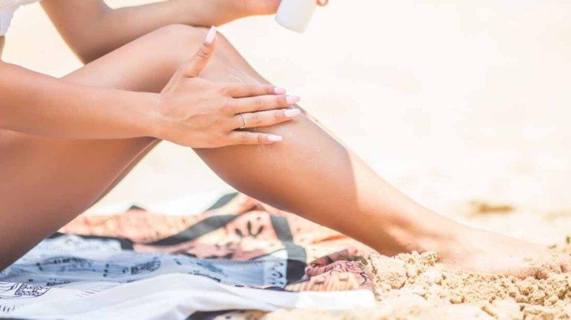 20 Daftar Sunscreen Badan yang Bagus Dipakai ke Pantai