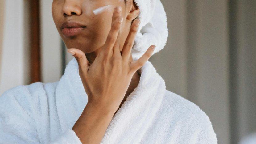20-Daftar-Sunscreen-Gel-yang-Tidak-White-Cast-dan-Ringan-di-Wajah.jpg