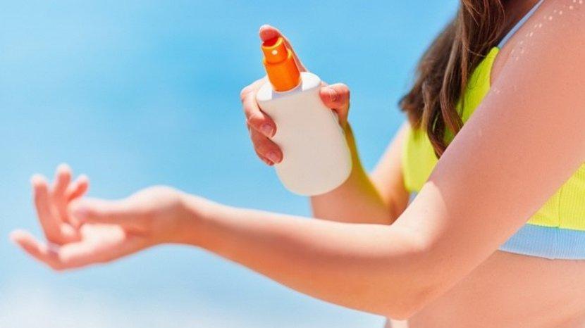 20 Daftar Sunscreen Spray Ukuran Travel Friendly yang Cocok Buat Berpergian