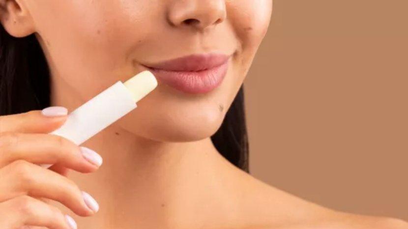 25-Daftar-Lip-Balm-Terbaru-yang-Melembapkan-Bibir-Lebih-Tahan-Lama.jpg